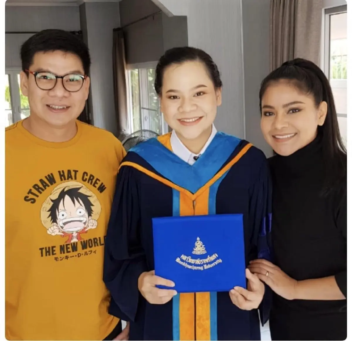 ตั๊ก ศิริพร ภูมิใจที่สุด! ลูกสาวคว้าปริญญาโทมาครองได้สำเร็จ