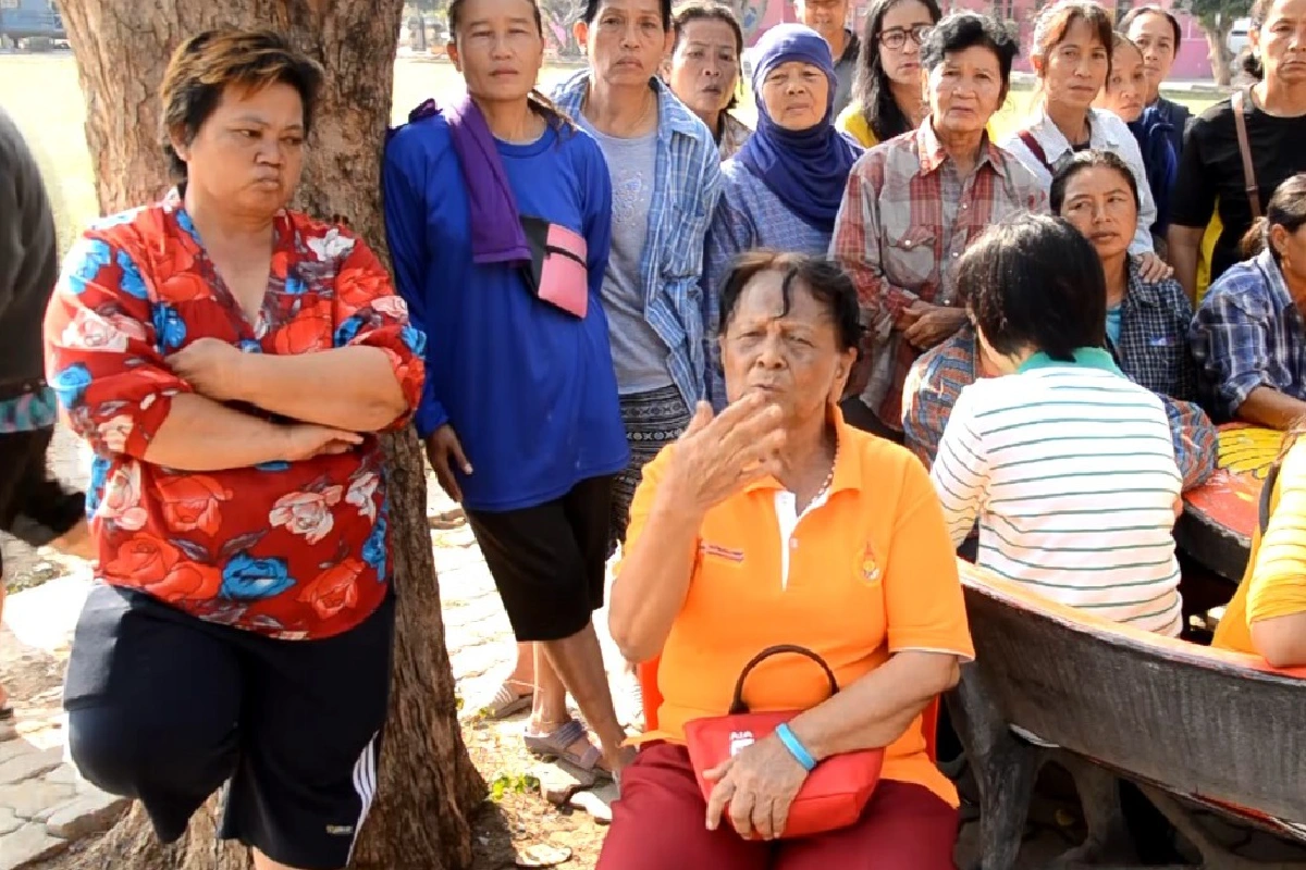 ผู้ปกครองแห่ให้กำลังใจครูแขก แฉแม่เด็กชอบหาเรื่องขึ้นโรงขึ้นศาล