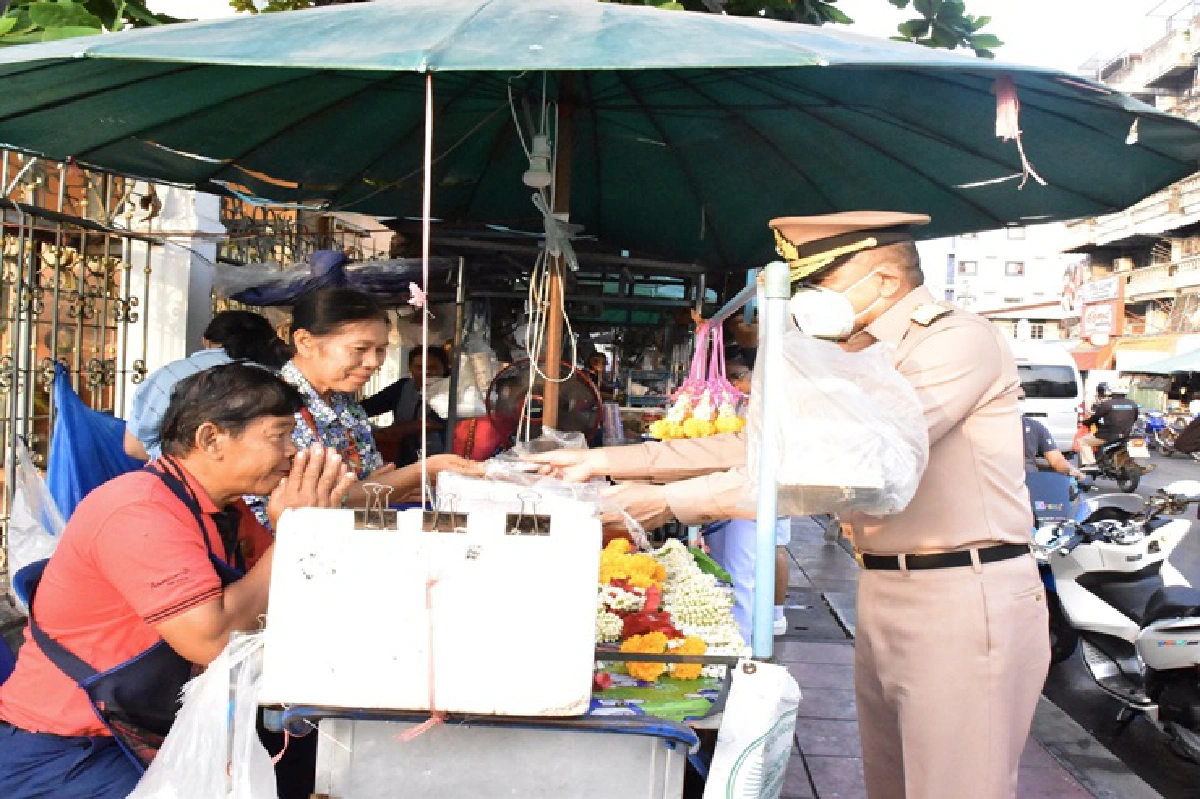 เหล่าทัพระดมแจกหน้ากากอนามัยป้องฝุ่น-ไวรัส