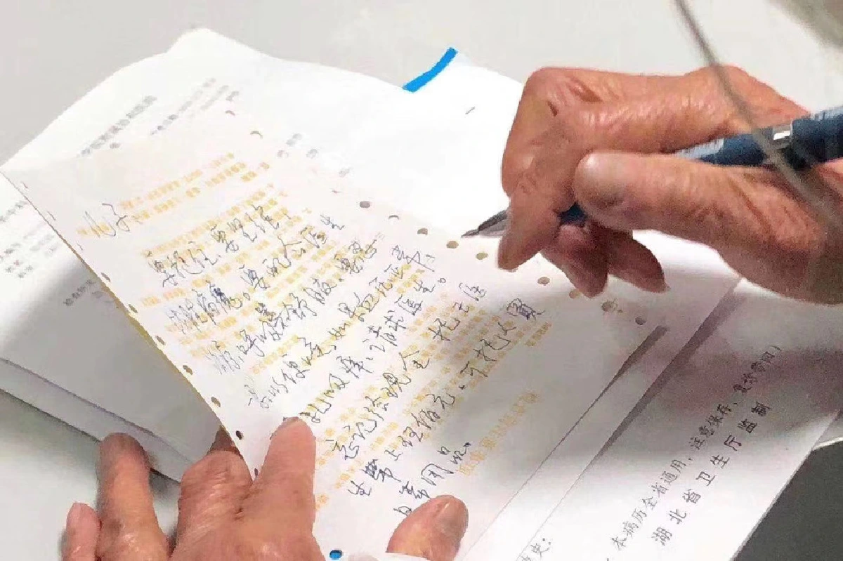 พลังรักของแม่ คุณยายวัย90 รอในโรงพยาบาล5วันให้ลูกชายได้มีเตียงรักษา