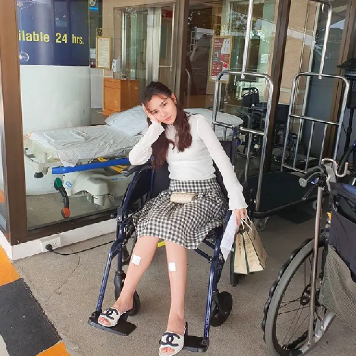 "ออม สุชาร์" ทำแฟนคลับช็อก! ตกบันได 10 กว่าขั้นเลือดอาบเลยทีเดียว 