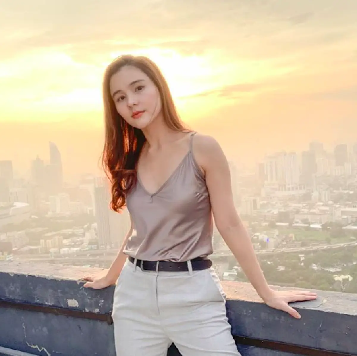 "ออม สุชาร์" ทำแฟนคลับช็อก! ตกบันได 10 กว่าขั้นเลือดอาบเลยทีเดียว 