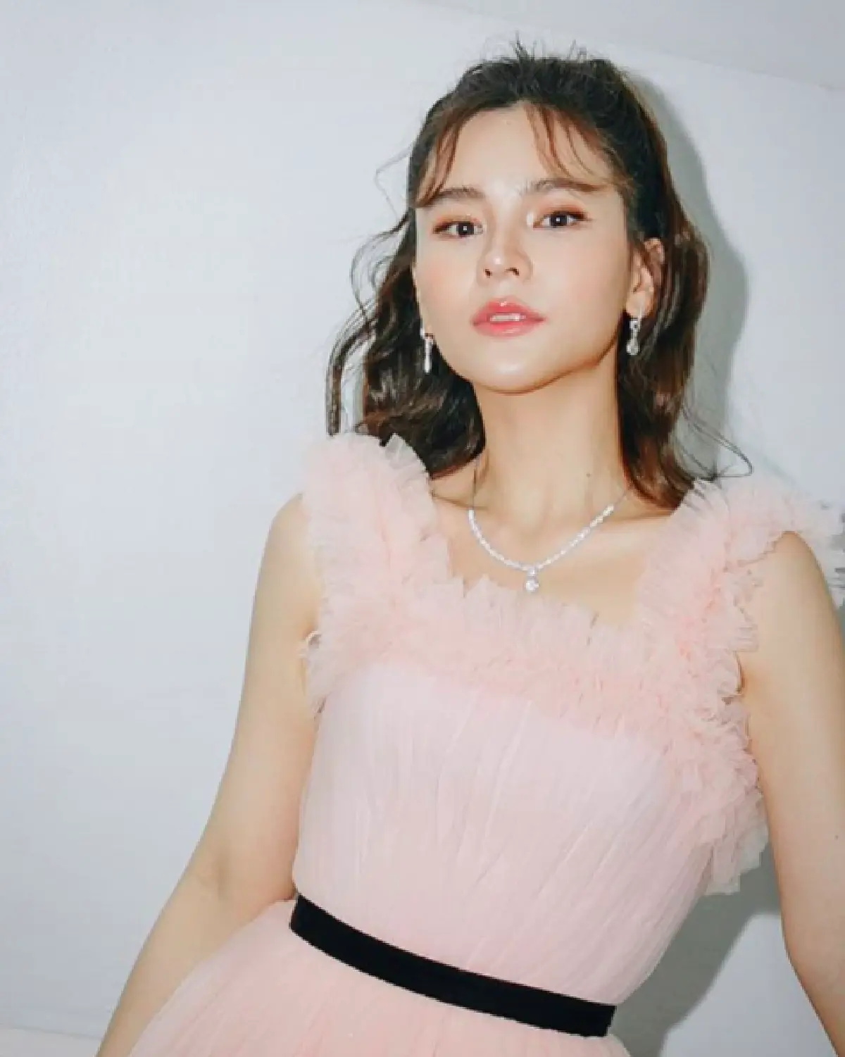 "ออม สุชาร์" ทำแฟนคลับช็อก! ตกบันได 10 กว่าขั้นเลือดอาบเลยทีเดียว 