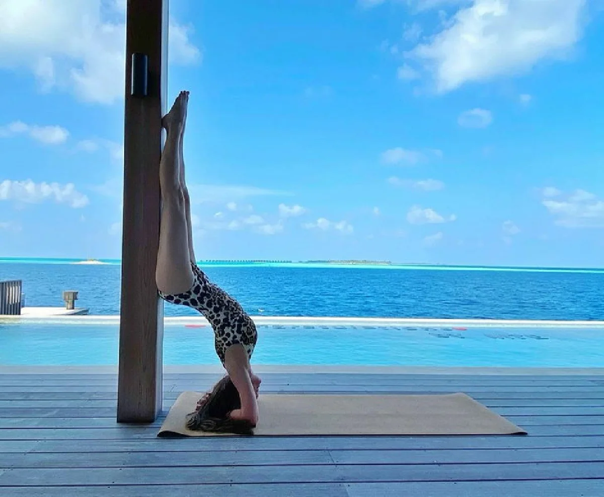 นาตาลี เจียรวนนท์ นุ่งชุดว่ายน้ำลายเสือเซ็กซี่ โพสท่ายากริมทะเลมัลดีฟส์