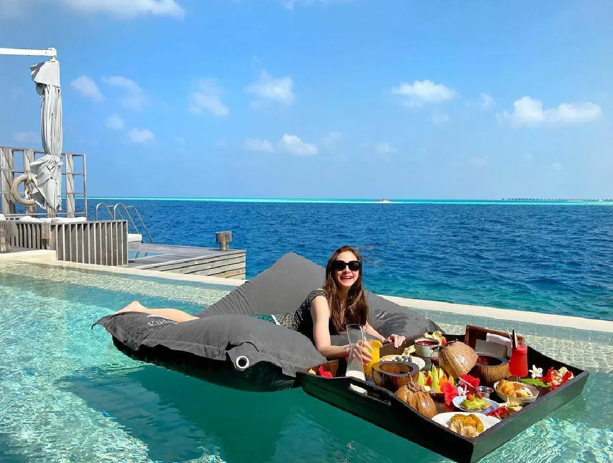 นาตาลี เจียรวนนท์ นุ่งชุดว่ายน้ำลายเสือเซ็กซี่ โพสท่ายากริมทะเลมัลดีฟส์