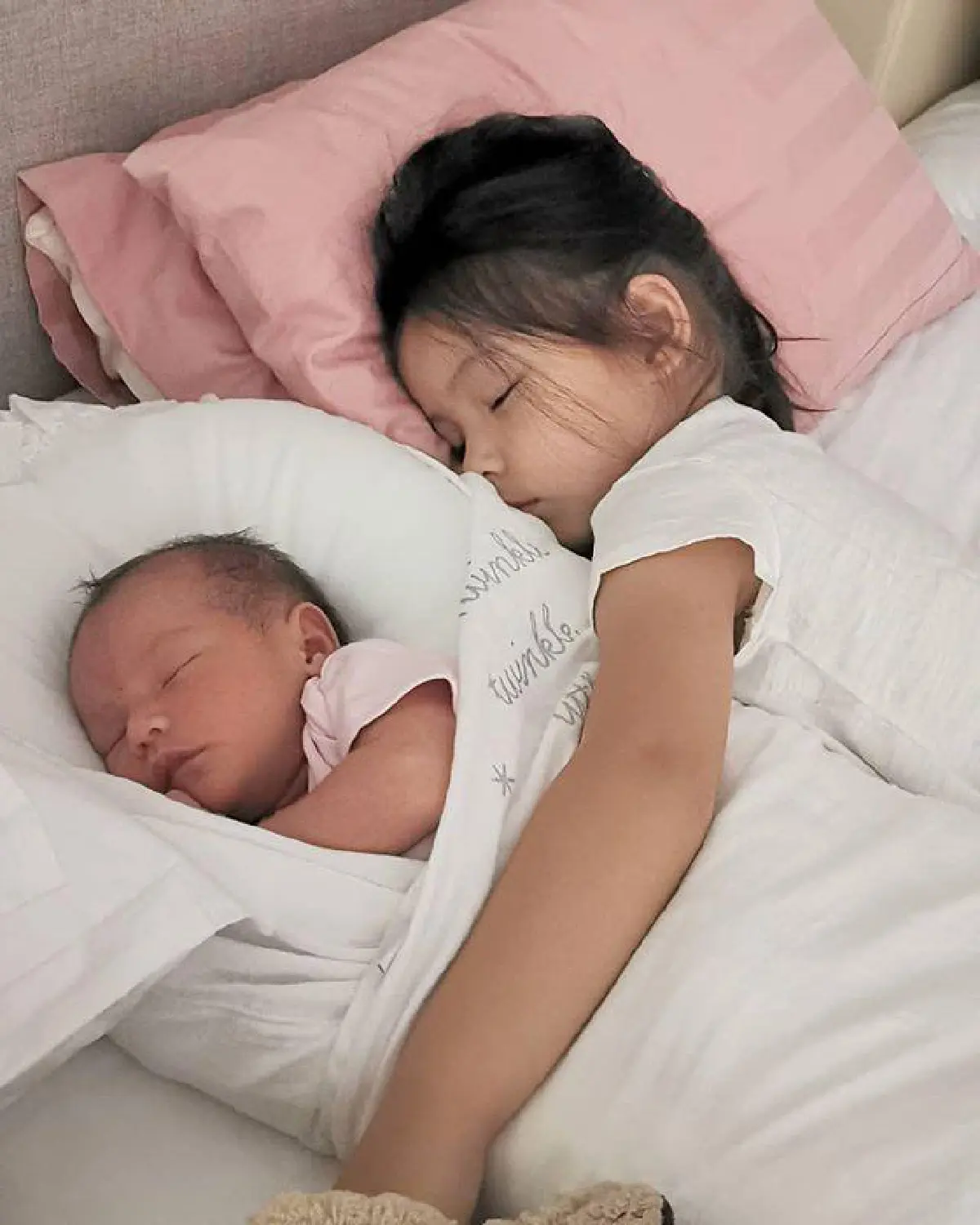 ส่องชีวิตแม่ลูกสอง แอน อลิชา เลี้ยงลูกพร้อมกับเป็นมือจับจิ้งจกประจำบ้าน