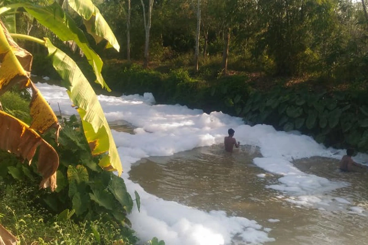 บ่อบำบัดน้ำเสียโรงงานแปรรูปยางพารารั่วแตกฟองเหมือนปาร์ตี้โฟม