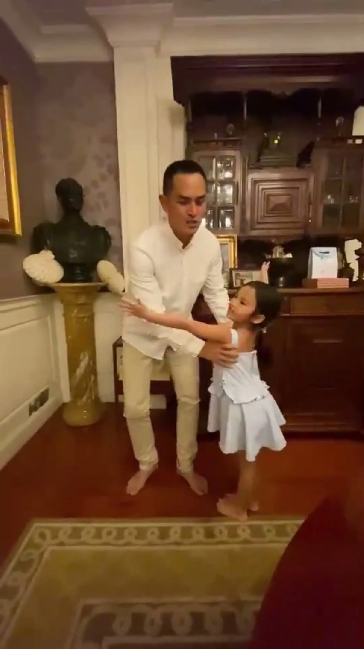 สงกรานต์ โพสต์คลิปน่าเอ็นดูขณะซ้อมเต้นให้ลูกสาว น้องปีใหม่ (คลิป)