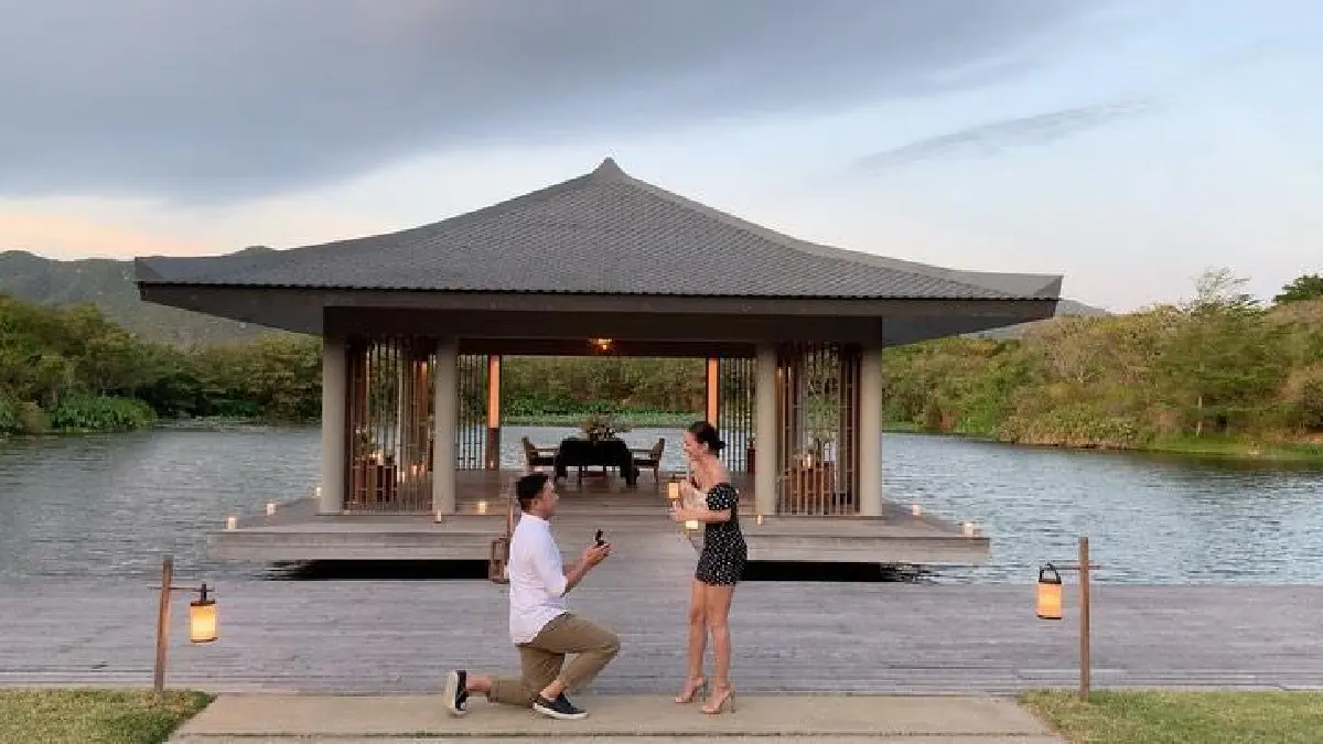 โอซา แวง ถูกแฟนหนุ่มนักธุรกิจ จอน ลอร์ คุกเข่าเซอร์ไพรส์ขอแต่งงาน