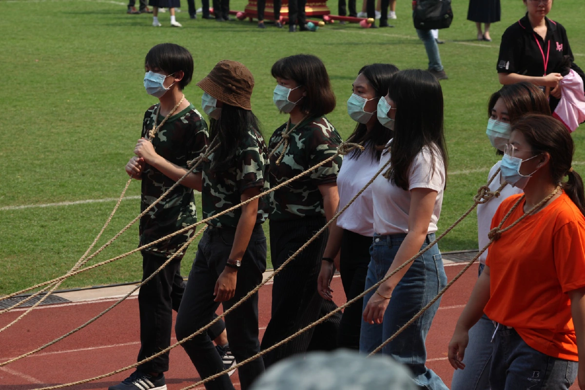 ขบวนพาเหรดล้อการเมือง งานบอลประเพณี จุฬา-ธรรมศาสตร์ครั้งที่74
