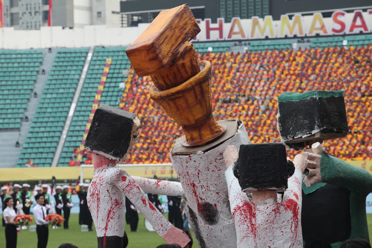 ขบวนพาเหรดล้อการเมือง งานบอลประเพณี จุฬา-ธรรมศาสตร์ครั้งที่74