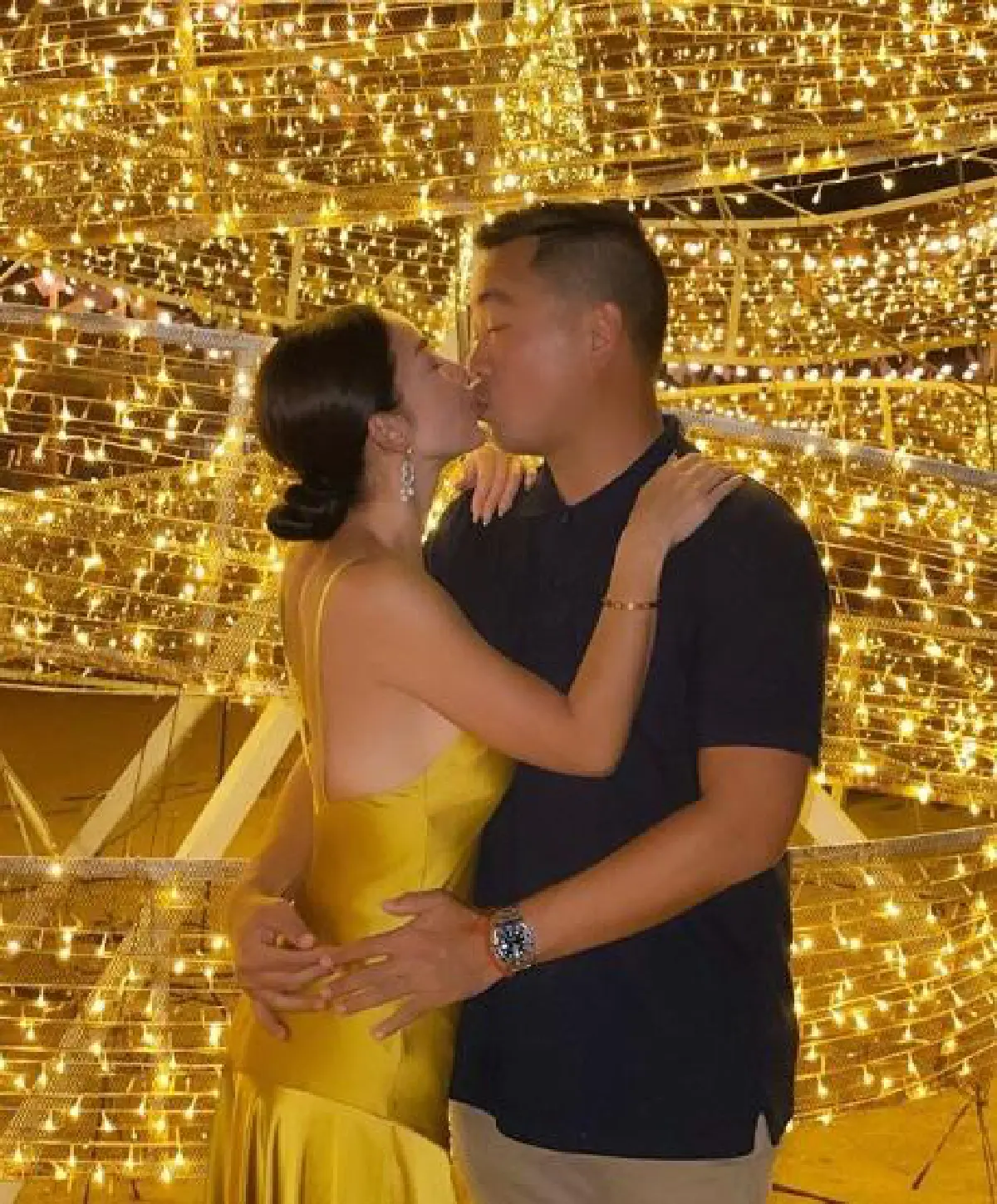 โอซา แวง ถูกแฟนหนุ่มนักธุรกิจ จอน ลอร์ คุกเข่าเซอร์ไพรส์ขอแต่งงาน