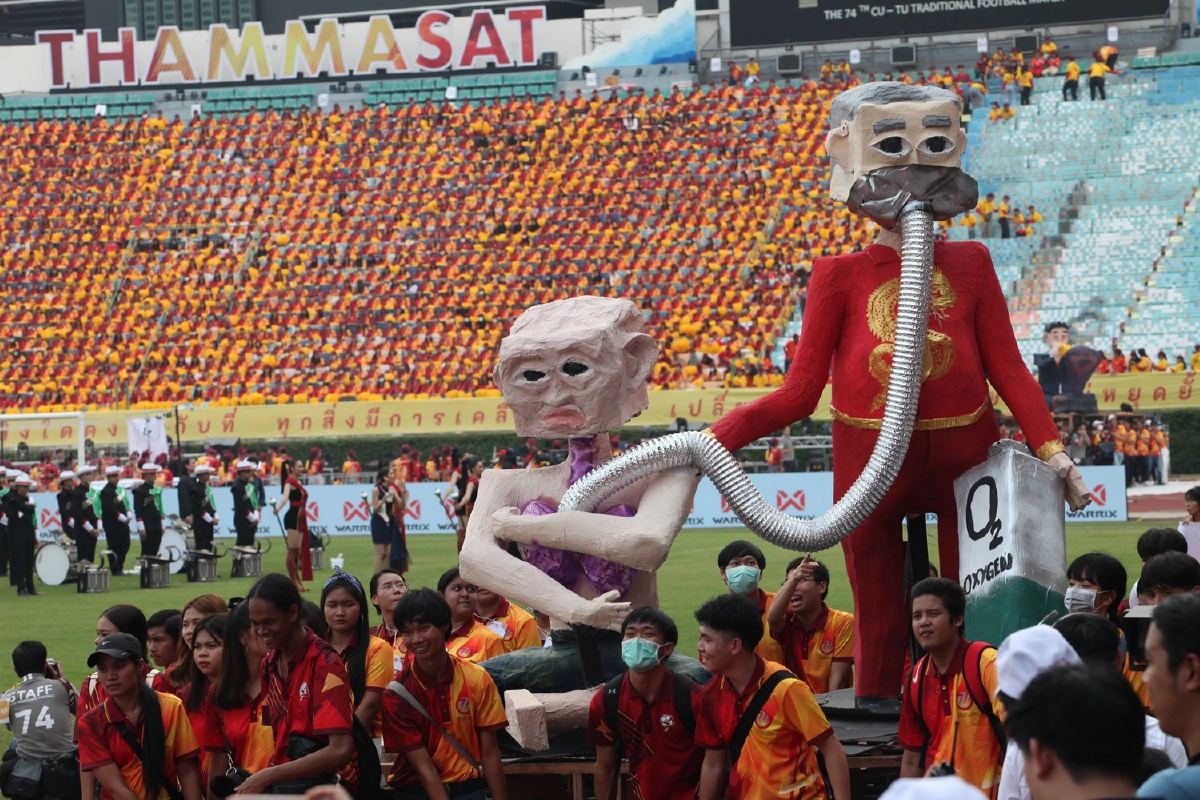 ขบวนพาเหรดล้อการเมือง งานบอลประเพณี จุฬา-ธรรมศาสตร์ครั้งที่74