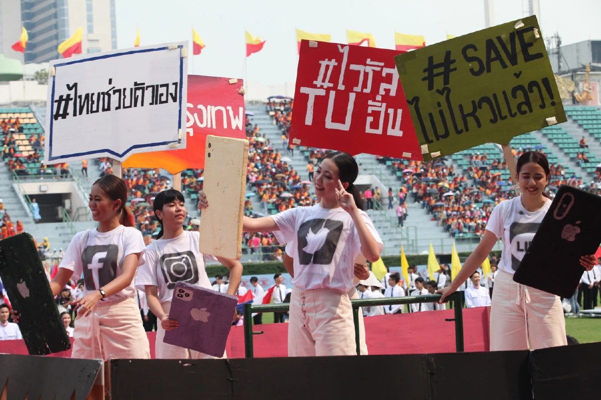 ขบวนพาเหรดล้อการเมือง งานบอลประเพณี จุฬา-ธรรมศาสตร์ครั้งที่74