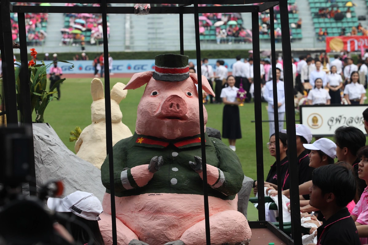 ขบวนพาเหรดล้อการเมือง งานบอลประเพณี จุฬา-ธรรมศาสตร์ครั้งที่74