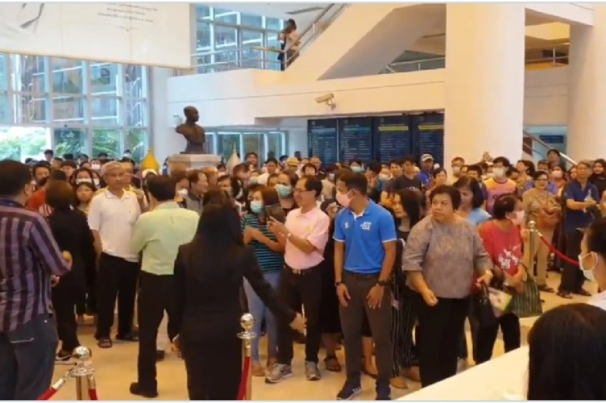 ปชช.โห่ รอนาน ซื้อหน้ากากอนามัยกระทรวงพาณิชย์ ต้องรอพิธีเปิด