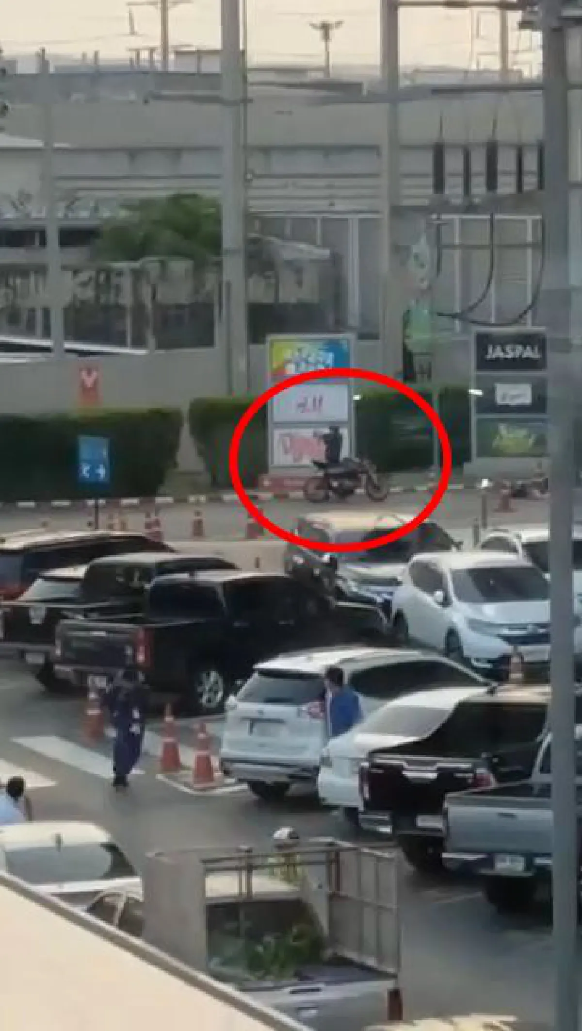 ประมวลภาพทหารคลั่ง! ยิงคนกลางเมืองโคราช ยอดเจ็บตายอื้อ