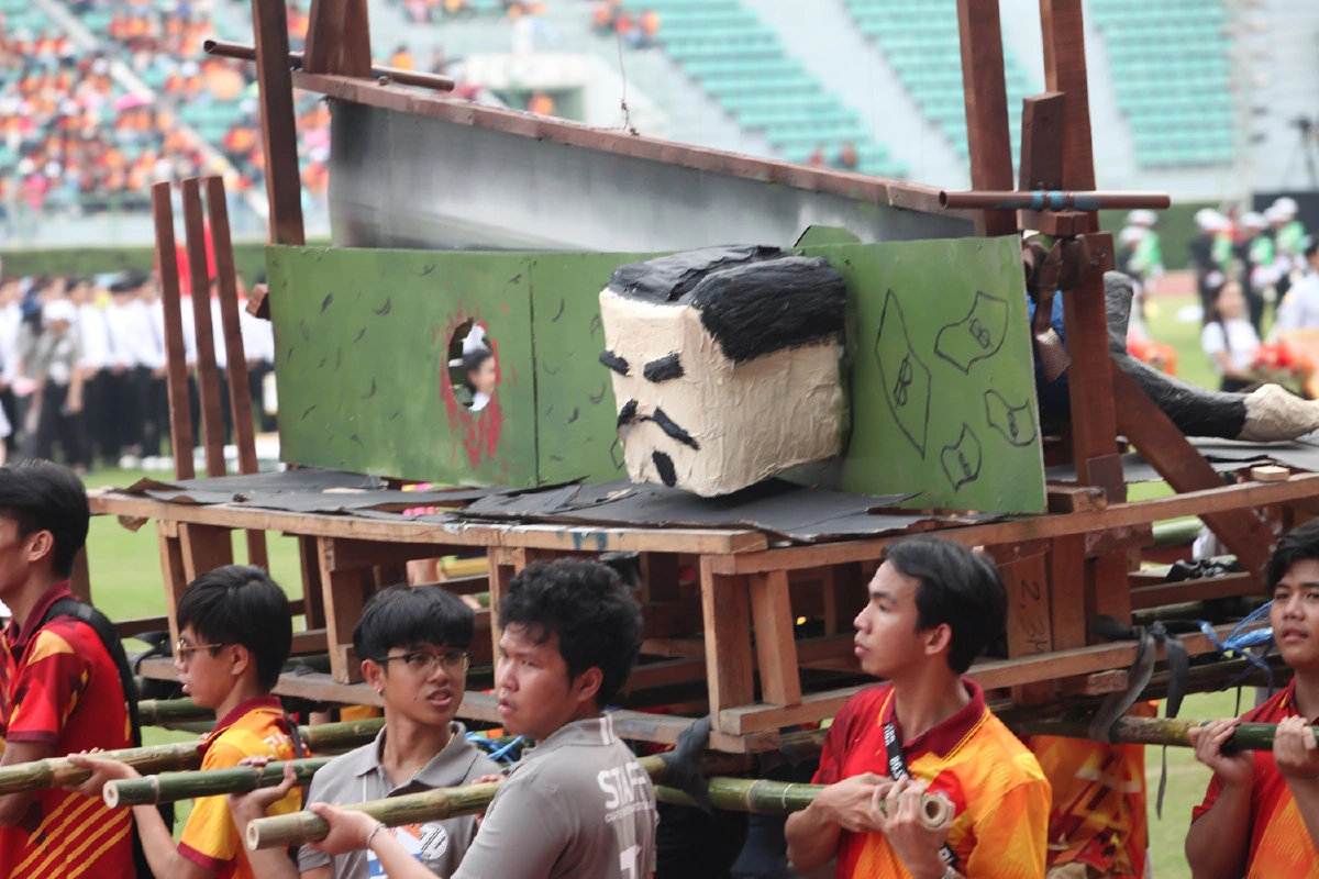 ขบวนพาเหรดล้อการเมือง งานบอลประเพณี จุฬา-ธรรมศาสตร์ครั้งที่74