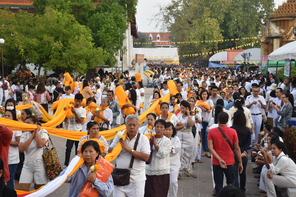 ส่องประเพณีแห่ผ้าขึ้นพระธาตุเมืองนคร คนเรือนแสนร่วมสักการะวันมาฆบูชา