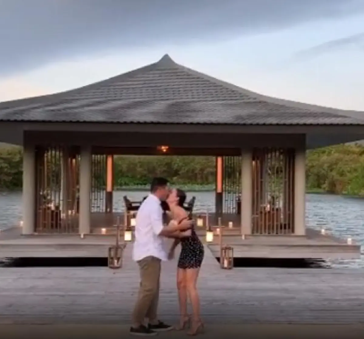 โอซา แวง ถูกแฟนหนุ่มนักธุรกิจ จอน ลอร์ คุกเข่าเซอร์ไพรส์ขอแต่งงาน