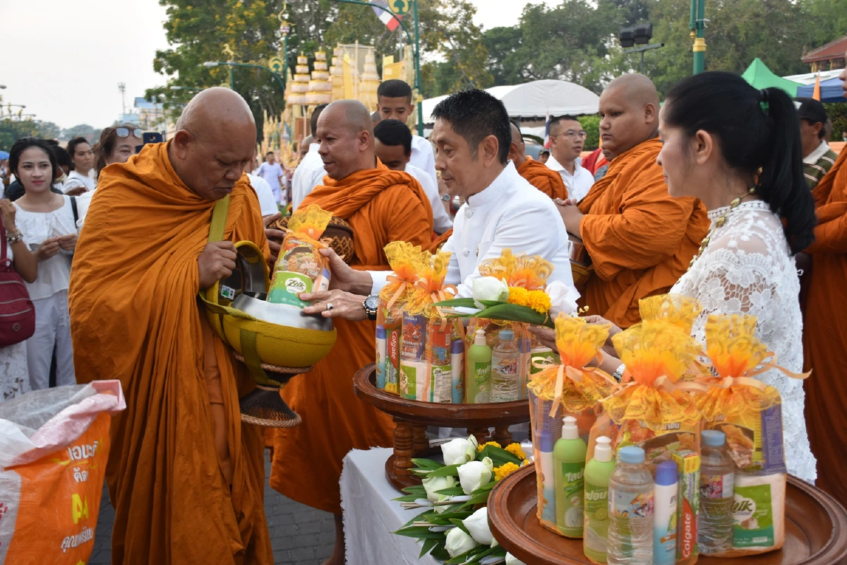 ส่องประเพณีแห่ผ้าขึ้นพระธาตุเมืองนคร คนเรือนแสนร่วมสักการะวันมาฆบูชา