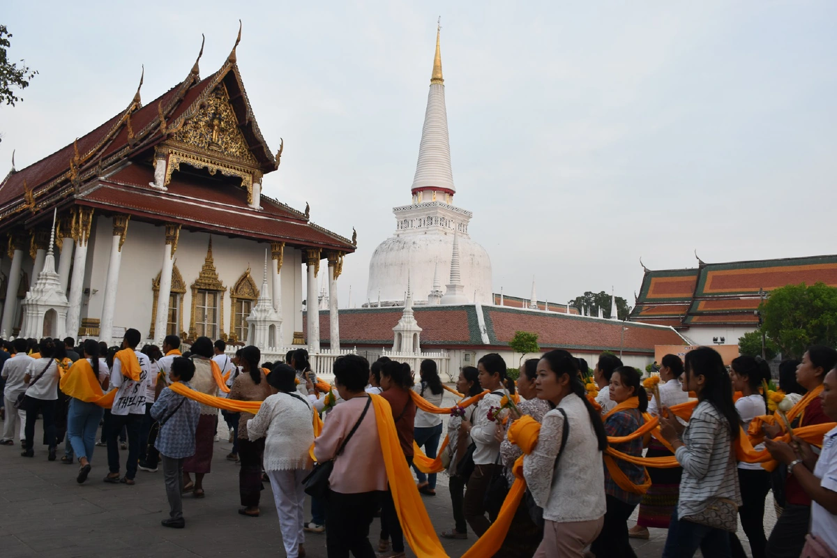 ส่องประเพณีแห่ผ้าขึ้นพระธาตุเมืองนคร คนเรือนแสนร่วมสักการะวันมาฆบูชา