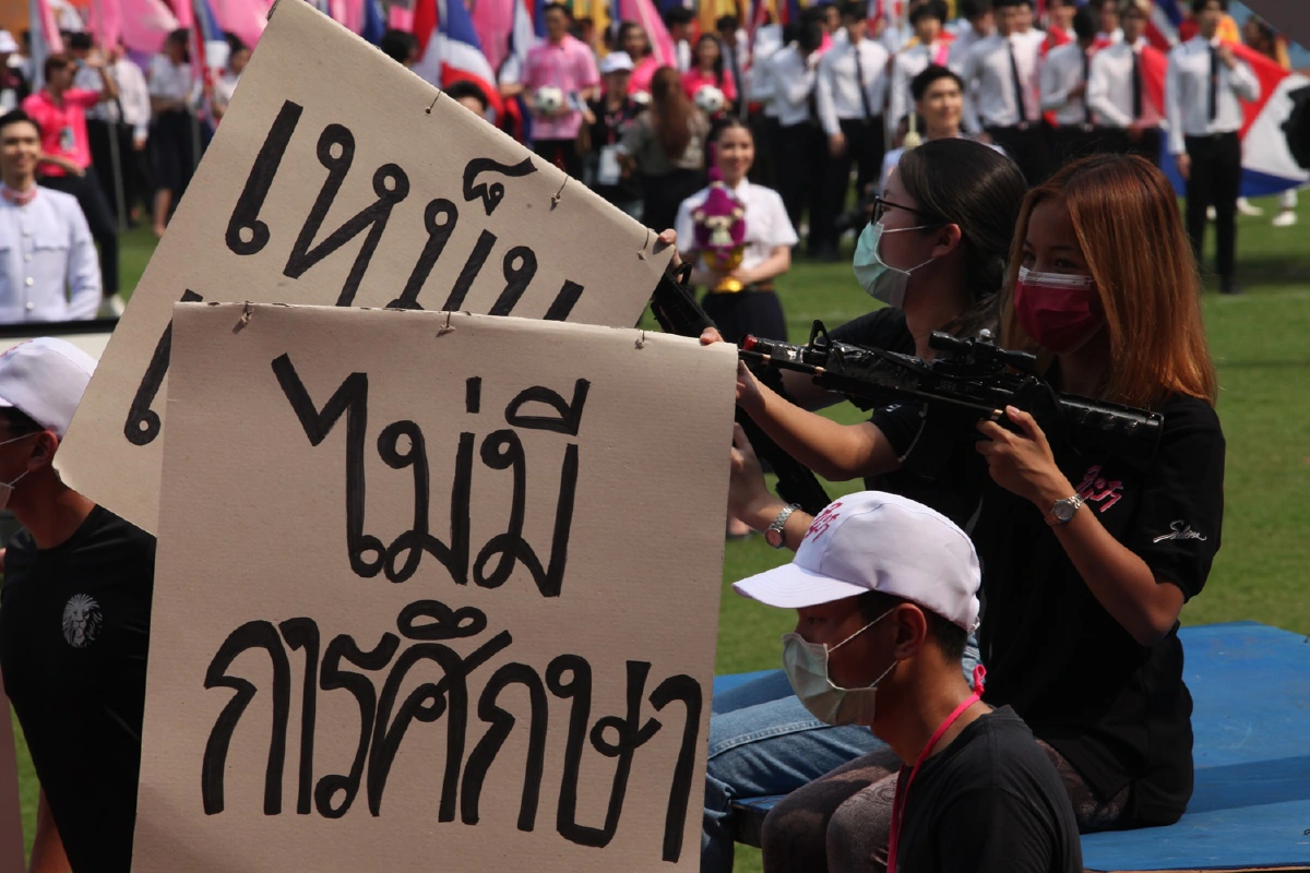 ขบวนพาเหรดล้อการเมือง งานบอลประเพณี จุฬา-ธรรมศาสตร์ครั้งที่74