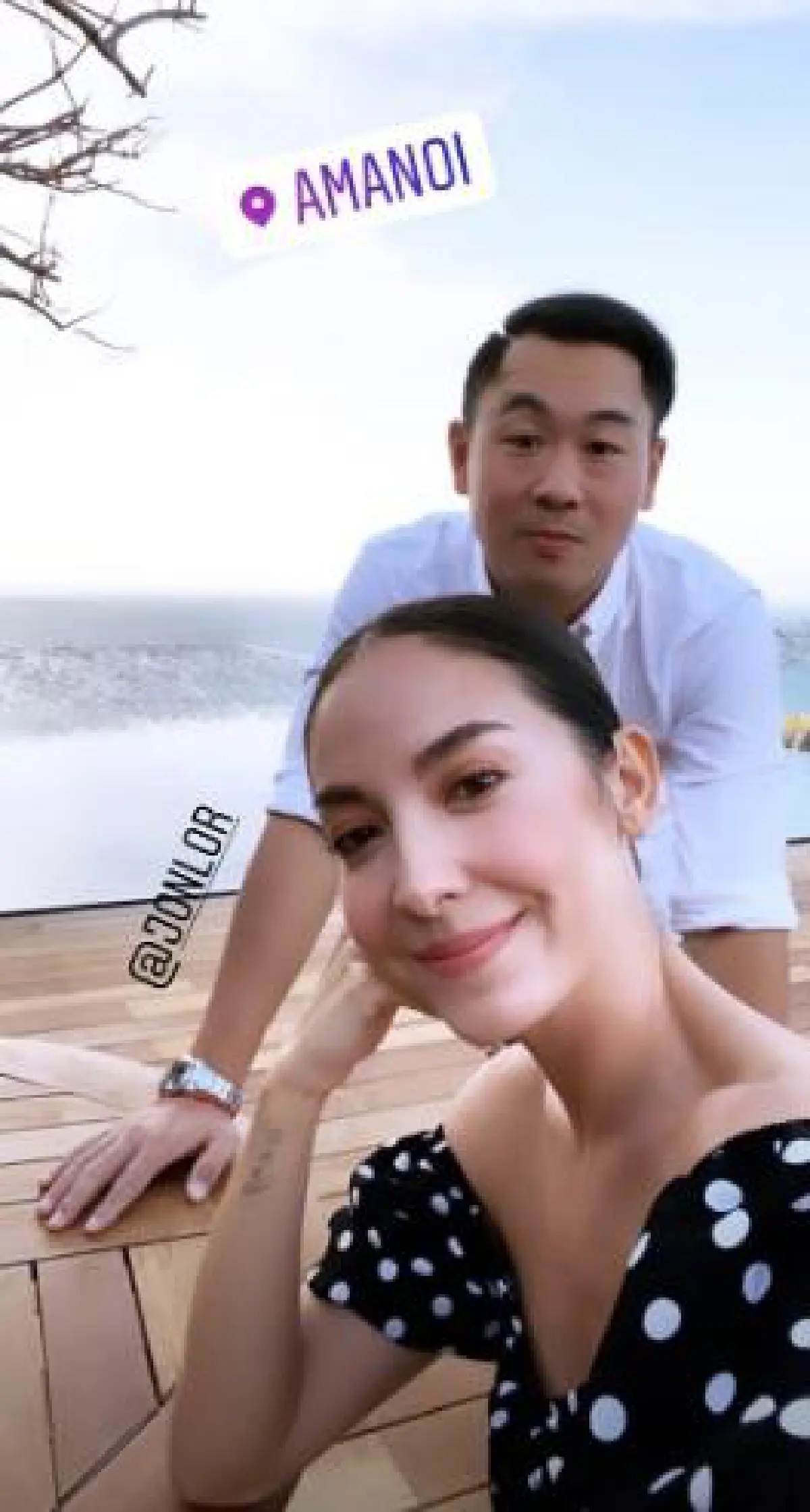 โอซา แวง ถูกแฟนหนุ่มนักธุรกิจ จอน ลอร์ คุกเข่าเซอร์ไพรส์ขอแต่งงาน