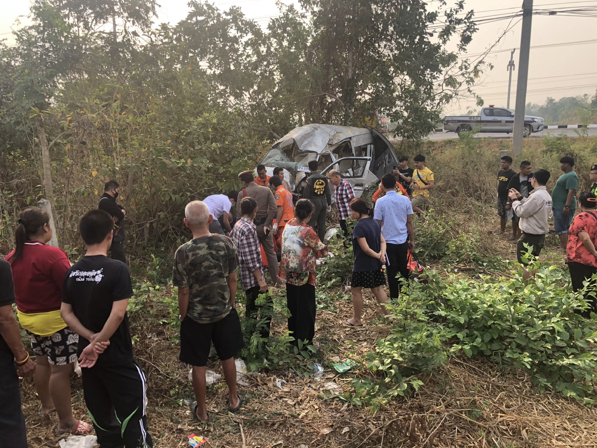 สลด!รถตู้รับนศ.วิทยาลัยดังแหกโค้งพลิกคว่ำหลายตลบดับ 1 เจ็บ 11 ราย