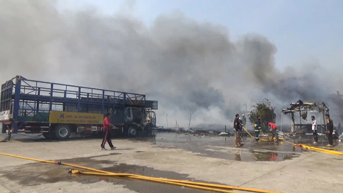 ระทึก! ไฟไหม้กองขยะลามไหม้ป่าหญ้าแห้งเผารถบรรทุกวอด 6 คัน