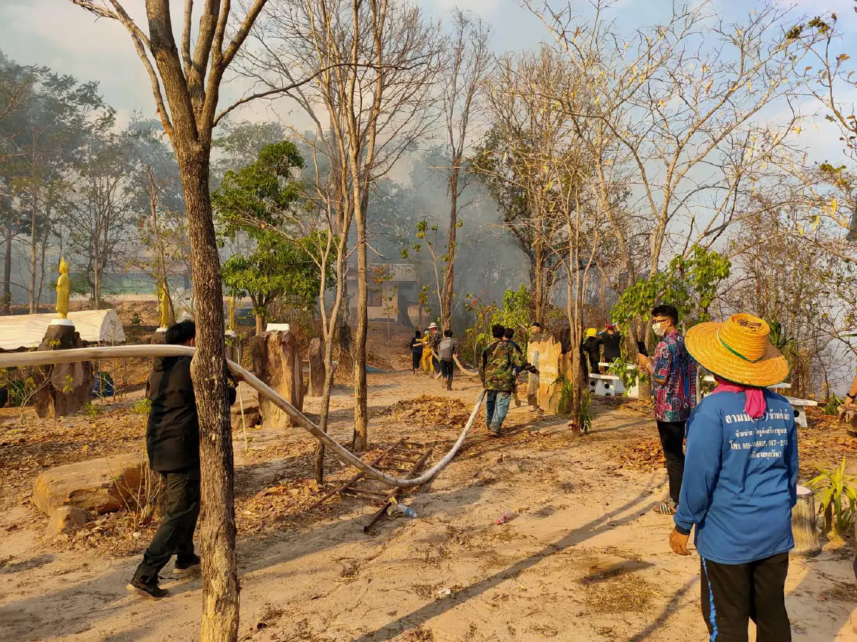 ระทึก! พระเณรชาวบ้านเร่งดับไฟป่าเผากว่า 100 ไร่รอบวัดพุทธาวาสภูสิงห์