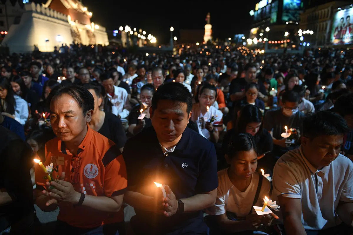 ชาวโคราชร่วมจุดเทียน-สวดมนต์ไว้อาลัยแก่ผู้เสียชีวิตจากเหตุกราดยิง