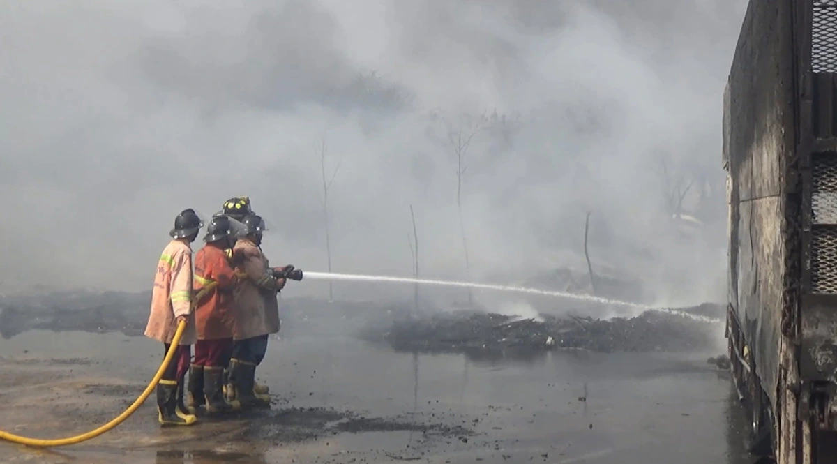 ระทึก! ไฟไหม้กองขยะลามไหม้ป่าหญ้าแห้งเผารถบรรทุกวอด 6 คัน