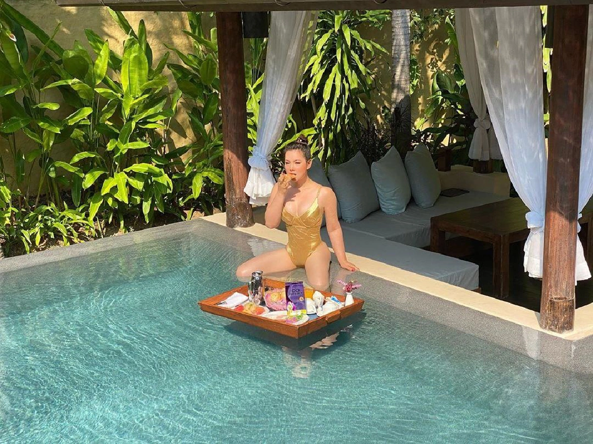 ท่านี้กินขาด! “บุ๋ม ปนัดดา” อวดความเซ็กซี่ในสระว่ายน้ำ กับการโพสต์สุดเร่าร้อน 