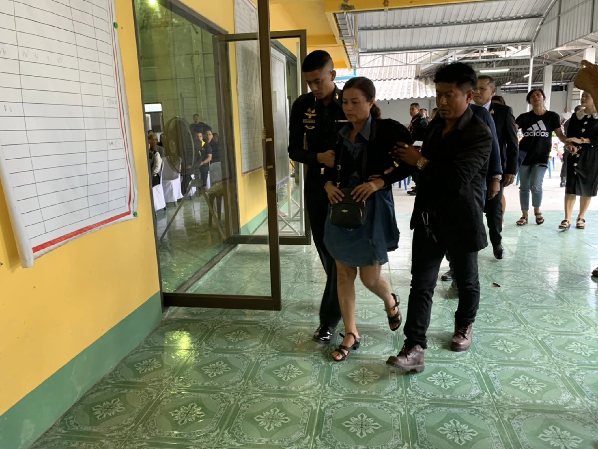 "เอาพ่อเป็นแบบอย่าง" แม่บอกลูกขณะกอดศพร.อ.ทหารพรานเหยื่อกราดยิง