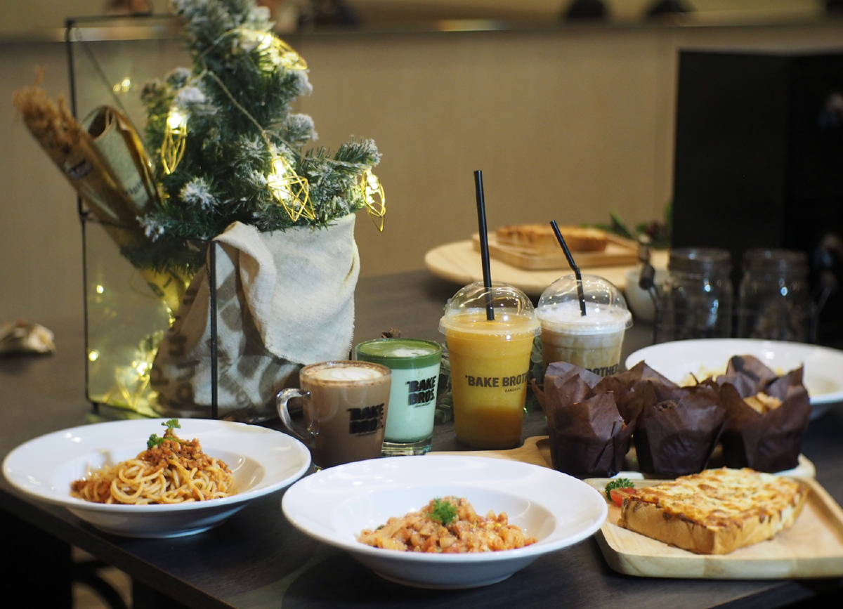 Bake Brothers กาแฟดี เบเกอรีโดน ในคาเฟ่สุดอบอุ่น