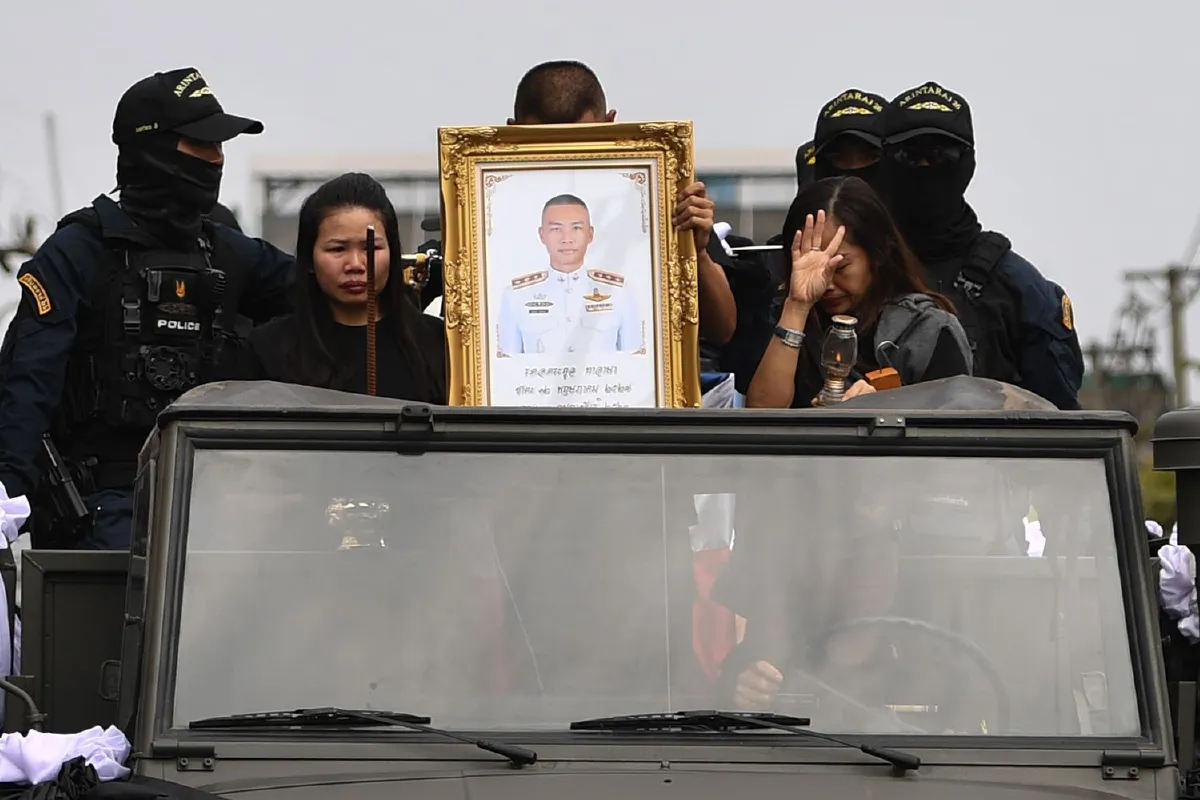 ขบวนเกียรติยศเชิญร่าง 2วีรบุรุษอรินทราชกลับบ้าน