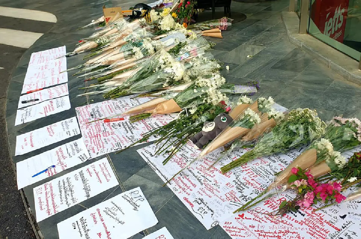 "ดอกไม้แห่งความอาลัย" แด่ผู้เสียชีวิตจากเหตุกราดยิง