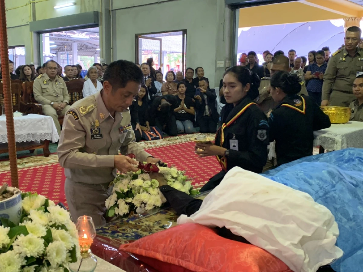 "เอาพ่อเป็นแบบอย่าง" แม่บอกลูกขณะกอดศพร.อ.ทหารพรานเหยื่อกราดยิง