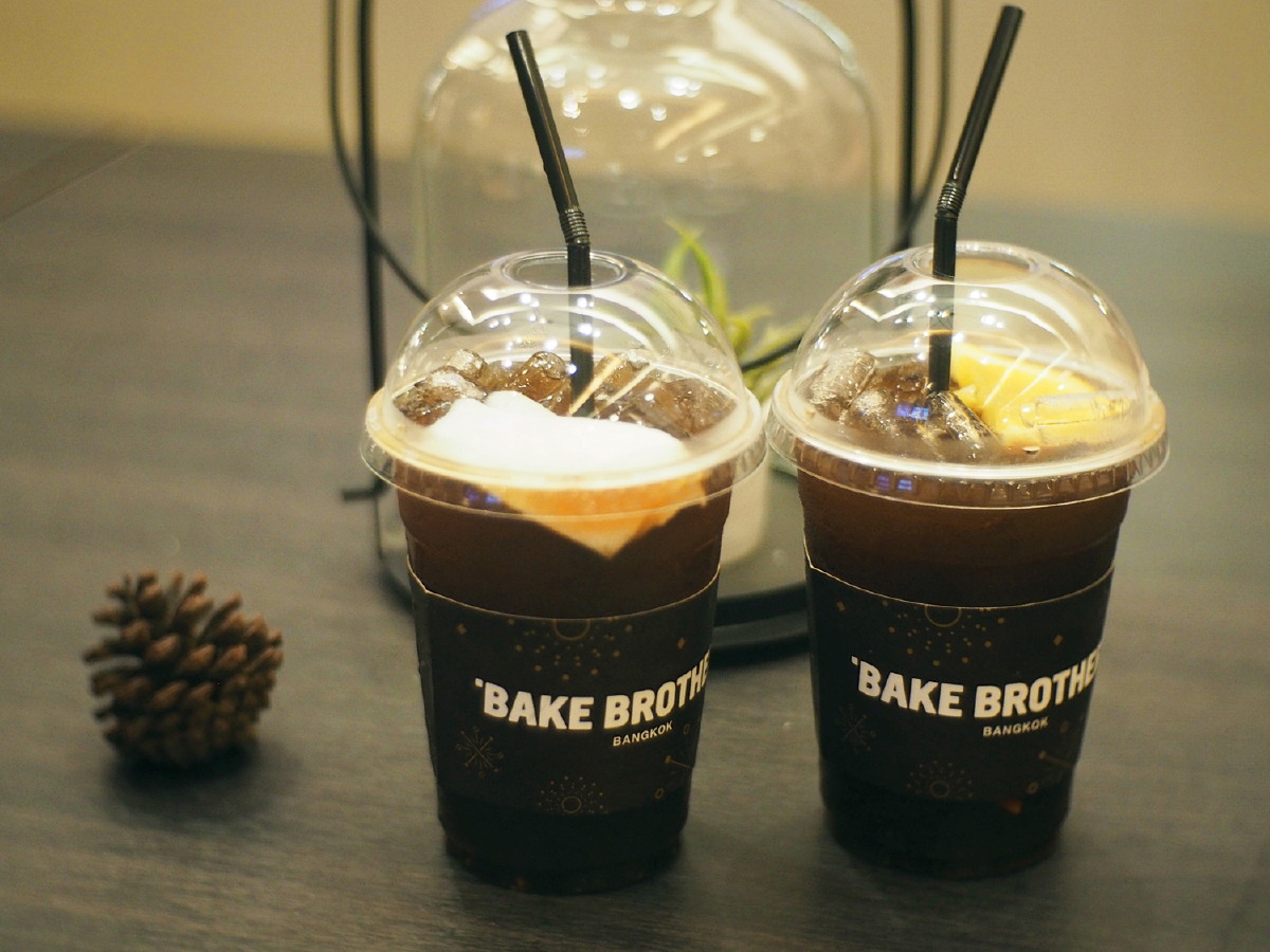 Bake Brothers กาแฟดี เบเกอรีโดน ในคาเฟ่สุดอบอุ่น