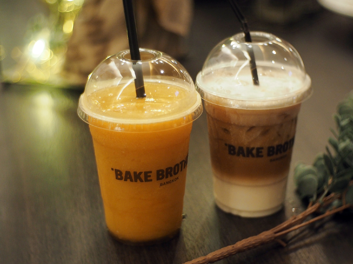 Bake Brothers กาแฟดี เบเกอรีโดน ในคาเฟ่สุดอบอุ่น