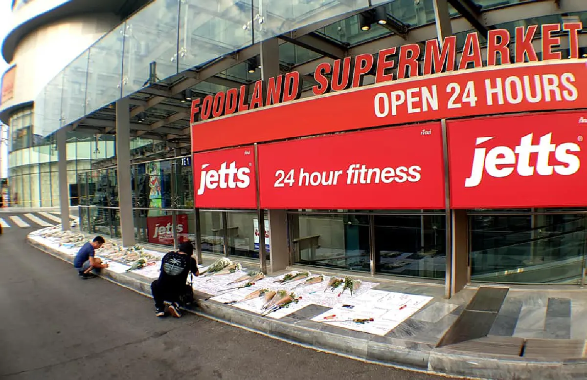 ชาวโคราชร่วมอาลัยเหยื่อกราดยิงวางดอกไม้หน้าห้างเทอรมินอล21