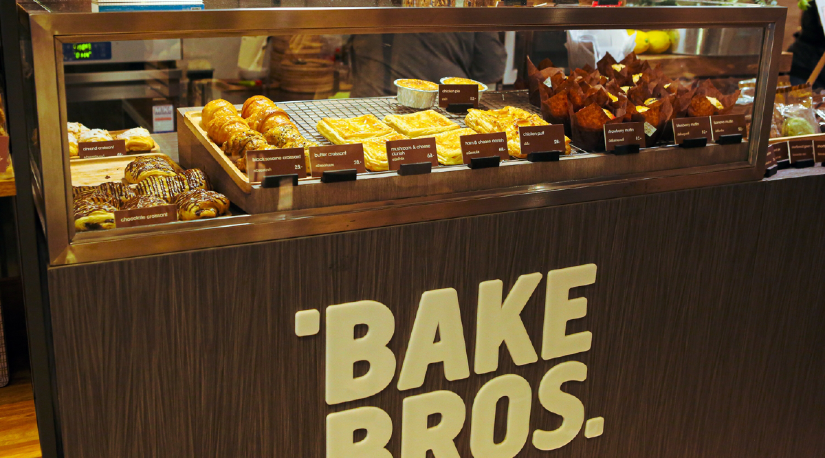 Bake Brothers กาแฟดี เบเกอรีโดน ในคาเฟ่สุดอบอุ่น