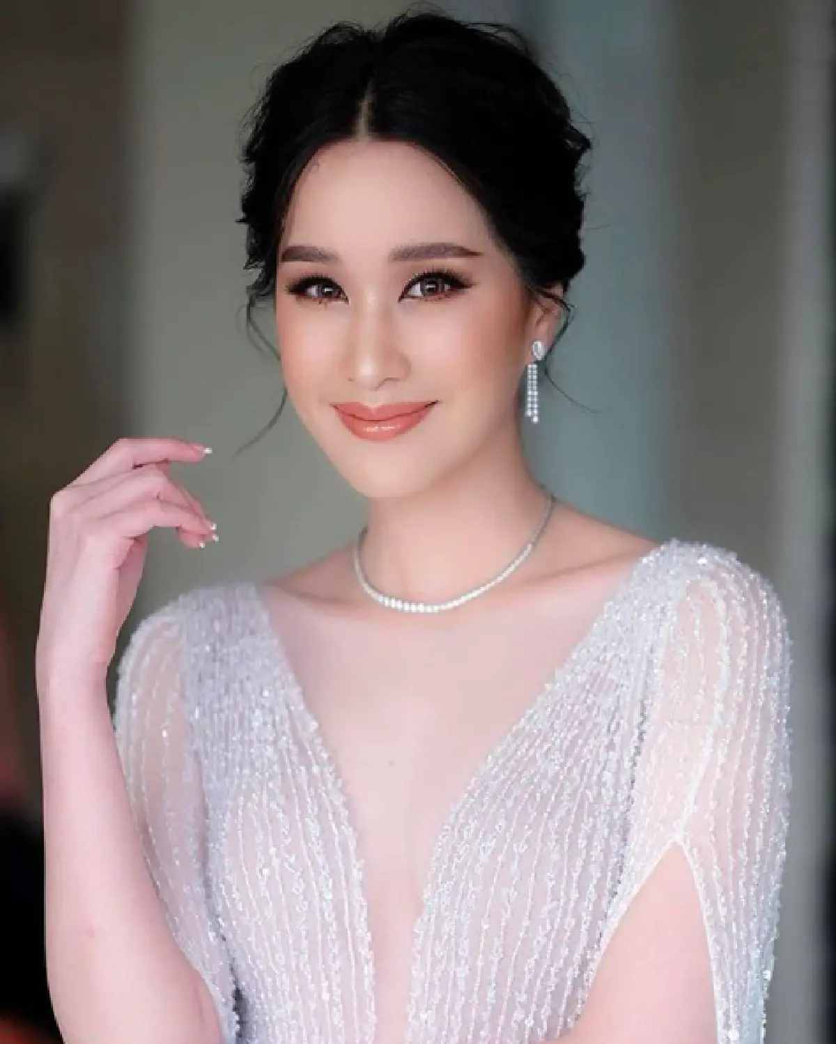 "กระต่าย ชโลธร" หรือ "ไวไว หินกลิ้ง" ควงแขนแฟนหนุ่มเข้าประตูวิวาห์สุดชื่นมื่น