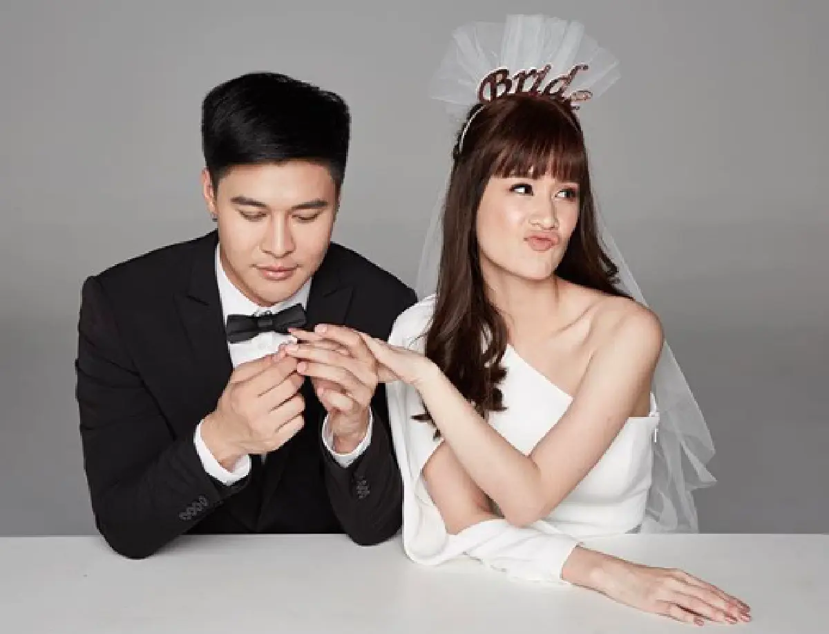 "กระต่าย ชโลธร" หรือ "ไวไว หินกลิ้ง" ควงแขนแฟนหนุ่มเข้าประตูวิวาห์สุดชื่นมื่น