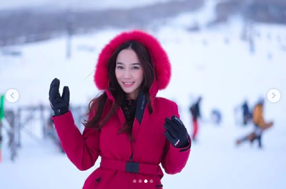 “อั้ม พัชราภา” ทำอากาศหนาวนั่นฮอตไปเลย แช่ออนเซ็นท่ามกลางหิมะ