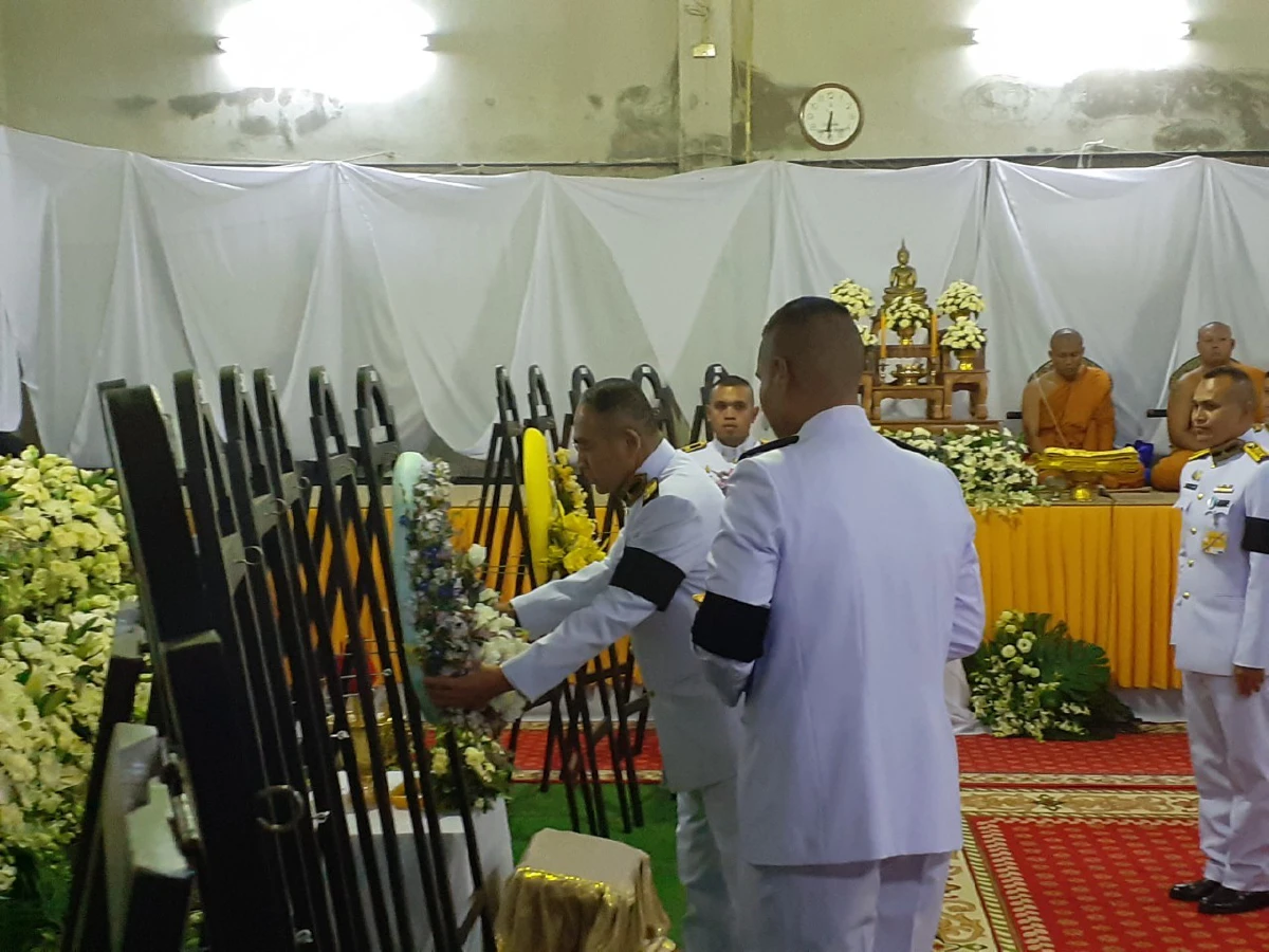 องคมนตรีเชิญพวงมาลาหลวงวางหน้าหีบศพ ร.อ.ศิริวิวัฒน์เหยื่อกราดยิง