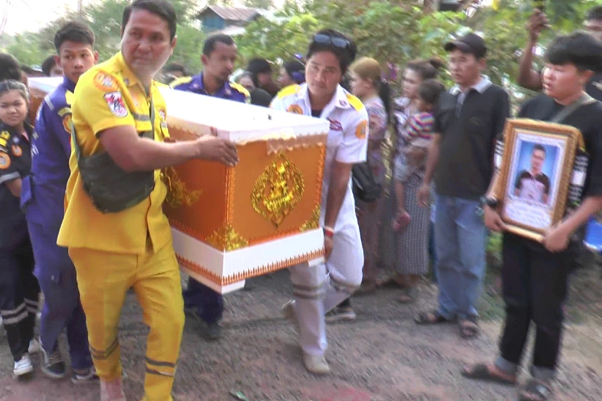 แม่ใจสลายร้องไห้จนเป็นลม จับเท้าลูกชายเหยื่อกราดยิงโคราชดับ