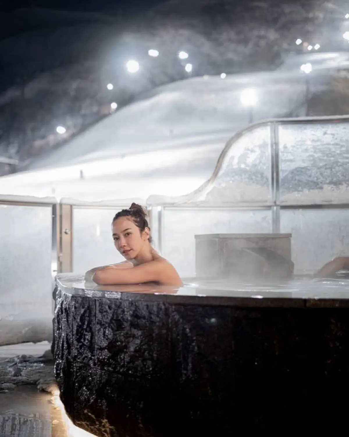 “อั้ม พัชราภา” ทำอากาศหนาวนั่นฮอตไปเลย แช่ออนเซ็นท่ามกลางหิมะ