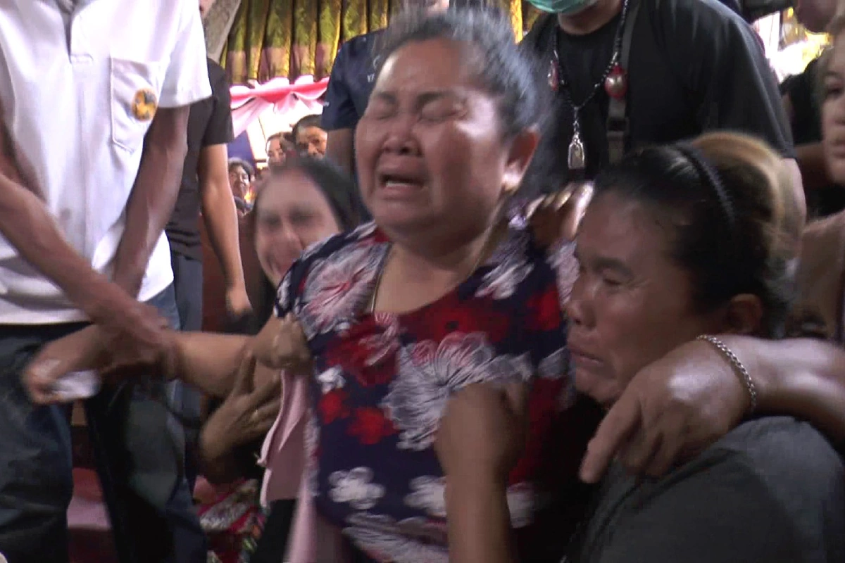 แม่ใจสลายร้องไห้จนเป็นลม จับเท้าลูกชายเหยื่อกราดยิงโคราชดับ